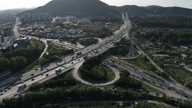 도시 풍경과 함께한 고속도로 교차로