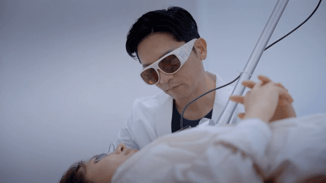 의사가 피부 관리 시술을 진행하는 모습