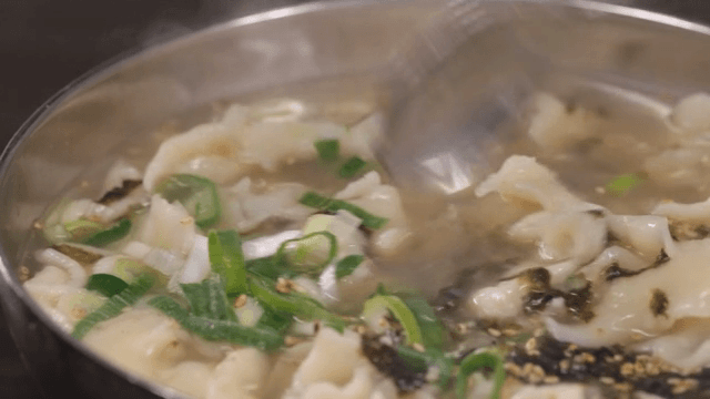 파와 김을 곁들인 손수제비 한그릇