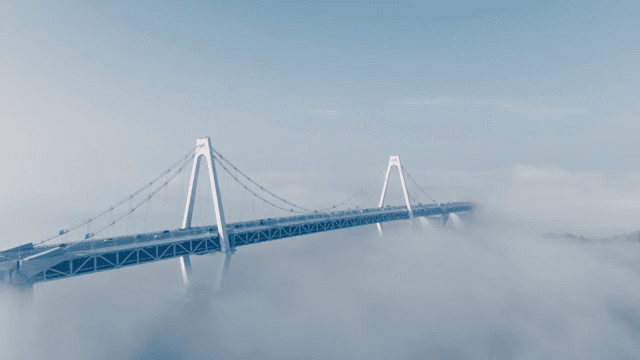 짙은 안개 속에서 드러나는 다리