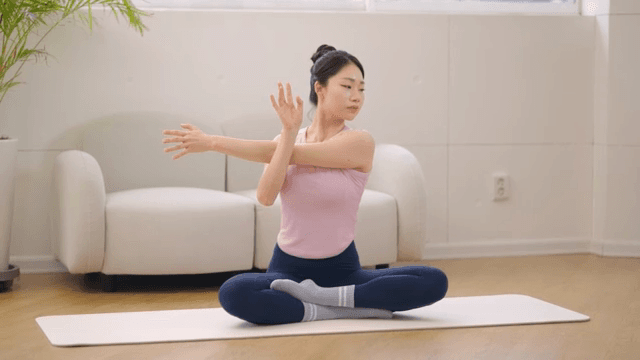 실내에서 스트레칭을 하는 여성