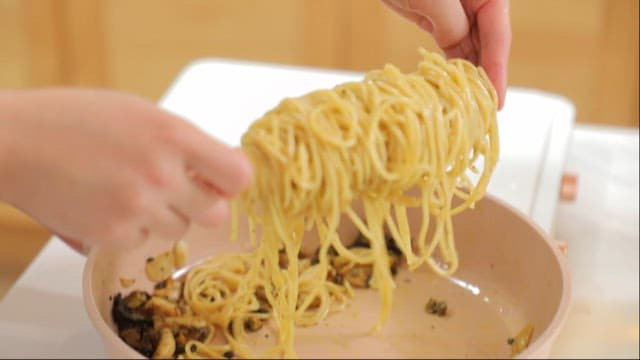 하얀색 접시에 옮겨진 파스타