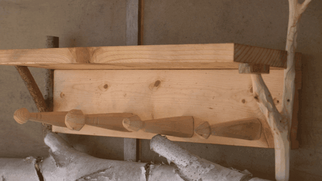 자연 가지가 위에 있는 나무 선반 거치대