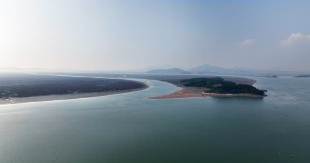 섬이 있는 고요한 해안 풍경