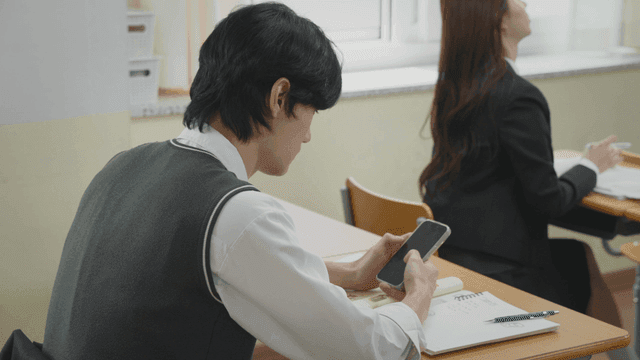 교실에서 휴대폰을 사용하는 학생
