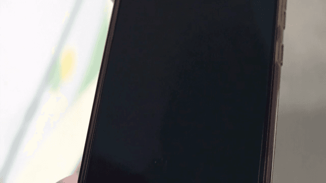 스마트폰을 들고 있는 사람