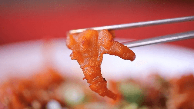 젓가락으로 집은 불닭발