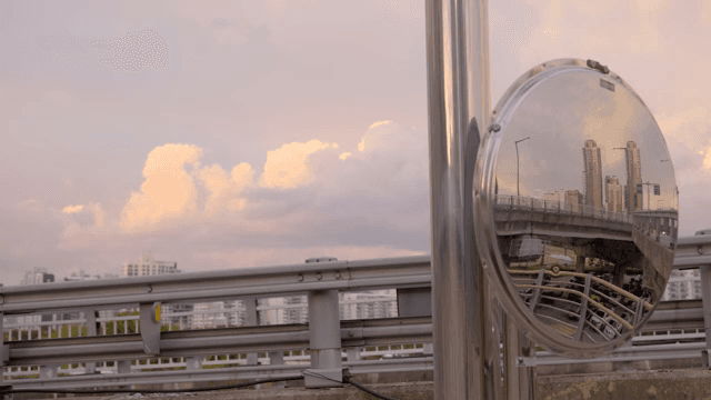 볼록 거울에 반사된 도시 풍경