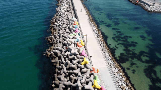 다채로운 테트라포드가 있는 긴 방파제