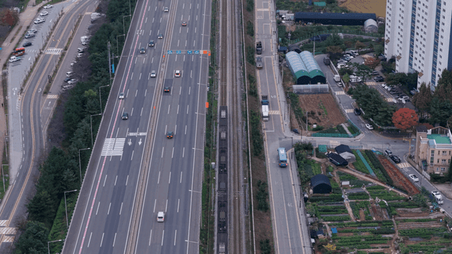 고속도로와 농장 옆 철도