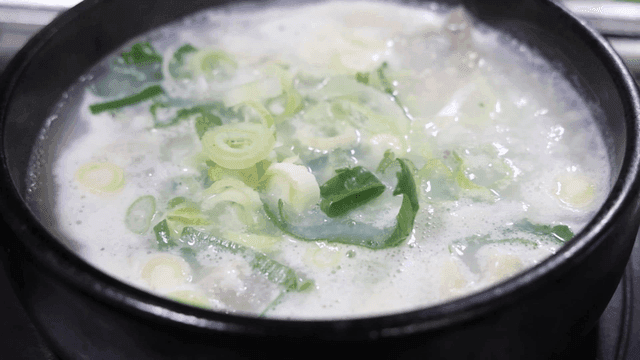 Seolleongtang boiling with green onions