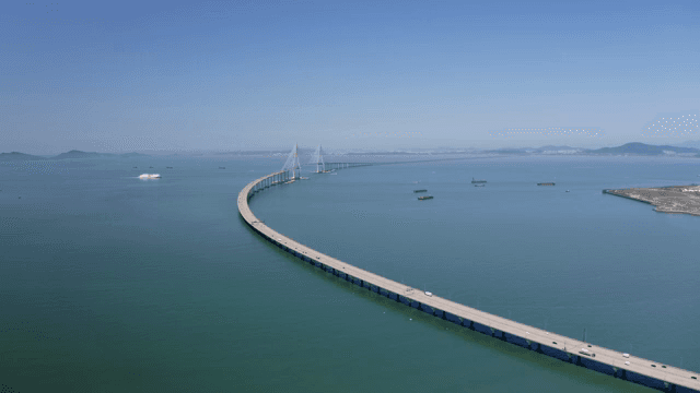 바다 위로 길게 뻗은 다리