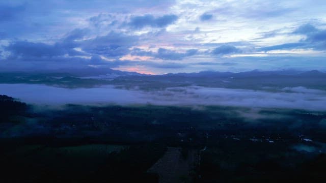 안개 낀 산과 다채로운 하늘의 새벽