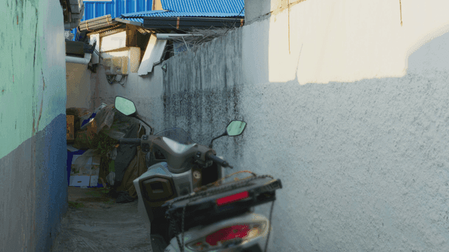 스쿠터가 주차된 좁은 골목