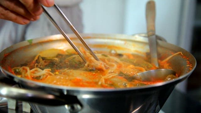 냄비에서 끓고 있는 찌개에 들어간 복어 슬라이스