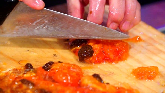 나무 도마 위에서 신선한 멍게 썰기