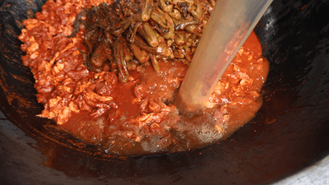 갓김치찌개에 부어지는 진한 육수