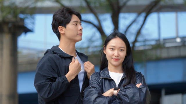 캐주얼 복장을 입고 야외에 서 있는 커플