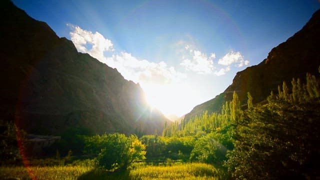 산맥에 걸쳐있는 태양
