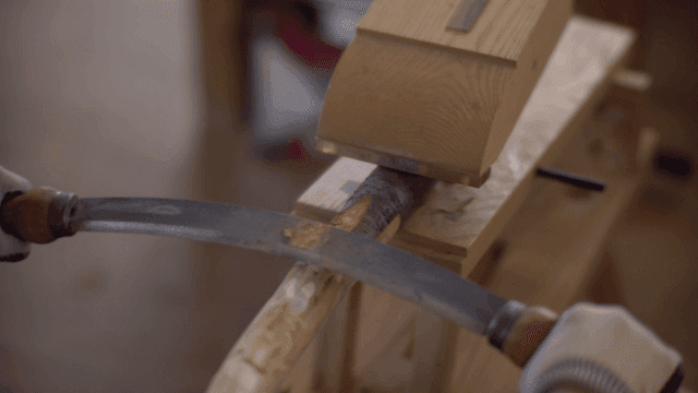 작업장에서 깎낫으로 목공 작업