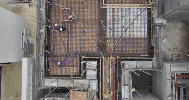 건축 자재가 흩어진 공사 현장