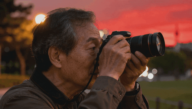 일몰 시간 공원에서 카메라 촬영하는 남성 노인