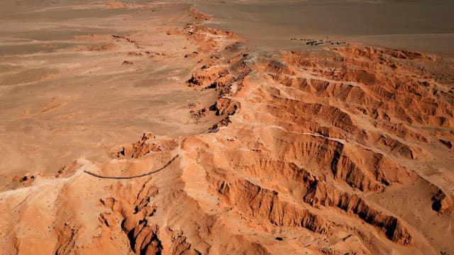 산악 지형이 있는 광활한 사막 풍경