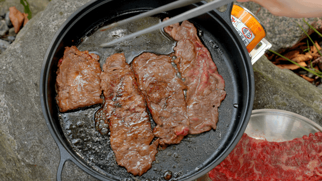 야외에서 팬에 굽는 소고기