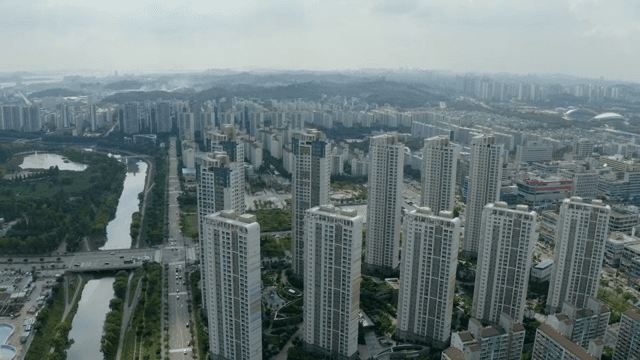 Sprawling cityscape with tall buildings