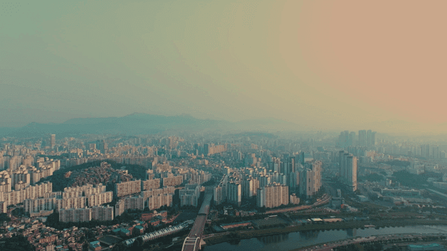 하늘 아래 펼쳐진 도시 전경