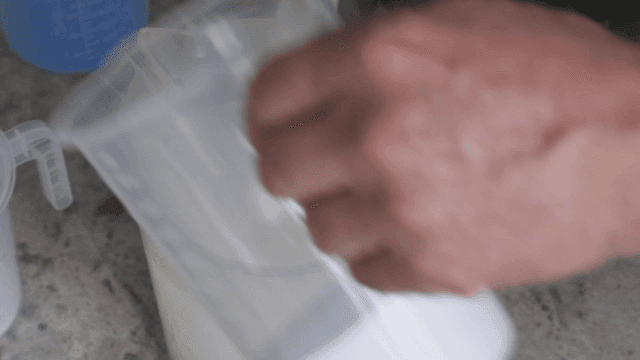 플라스틱 용기에서 재료 혼합