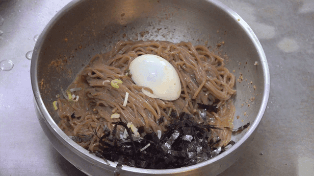 Soba noodles topped with boiled egg and soybean powder