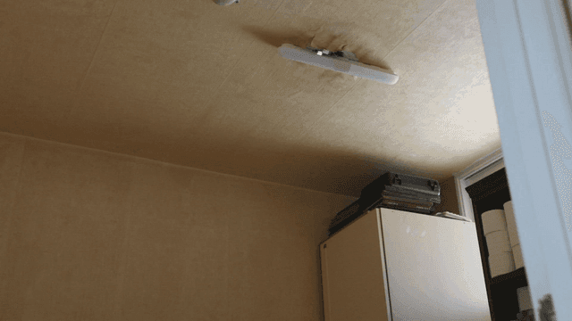 천장 조명이 있는 작은 실내 방