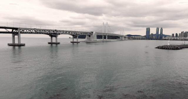 도시 풍경과 함께 바다 위의 다리