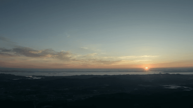 고요한 풍경 위의 일몰