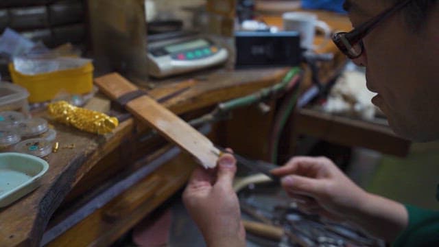 공방에서 반지를 세공하는 장인