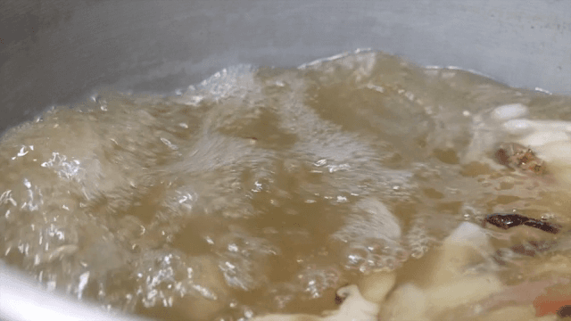 냄비에서 끓고 있는 재료들