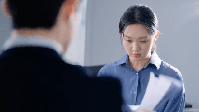 직장 상사에게 혼나는 여성