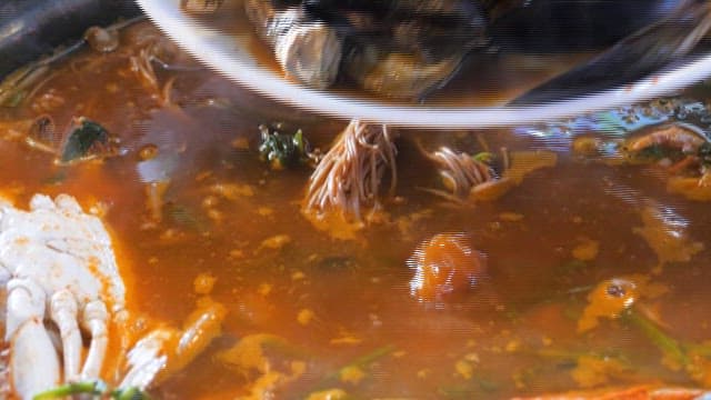 신선한 재료로 준비한 해물탕