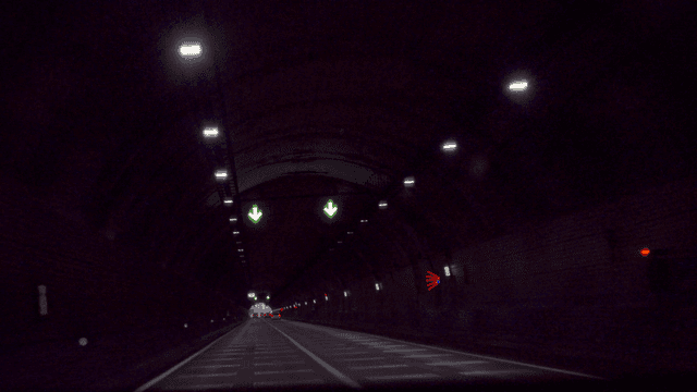 어두운 터널을 지나가는 차량