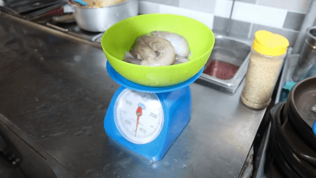 주방에서 신선한 낙지 무게 재기