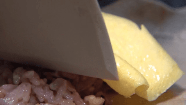 접시에 오므라이스 준비 중