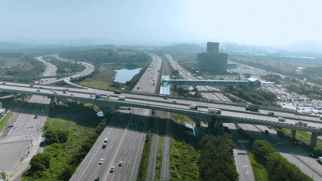 번화한 고속도로 교차로의 항공 뷰