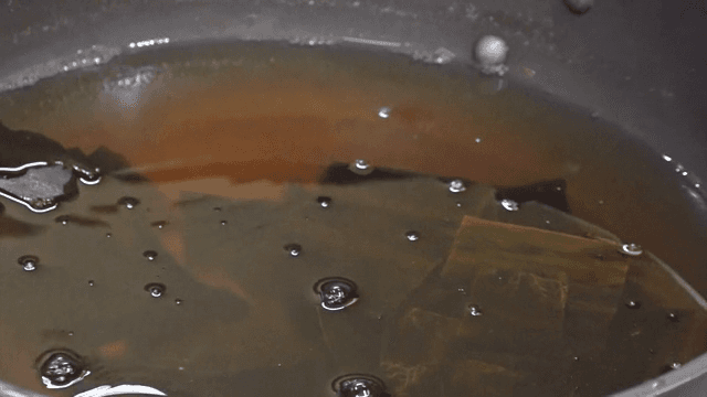 냄비에서 끓고 있는 다시마