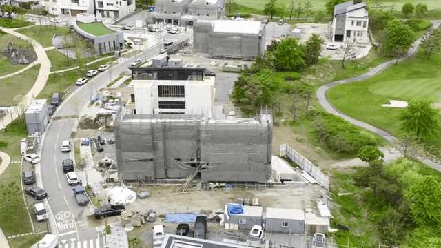 건설 중인 건물이 있는 골프장