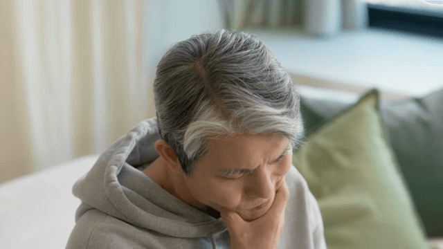 턱관절이 아픈 노인