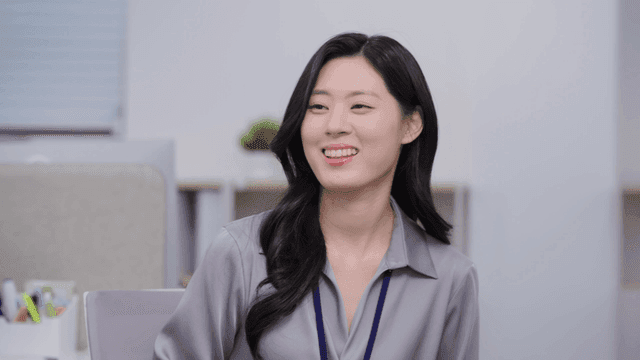 동료들이 커피를 마시며 대화하는 모습