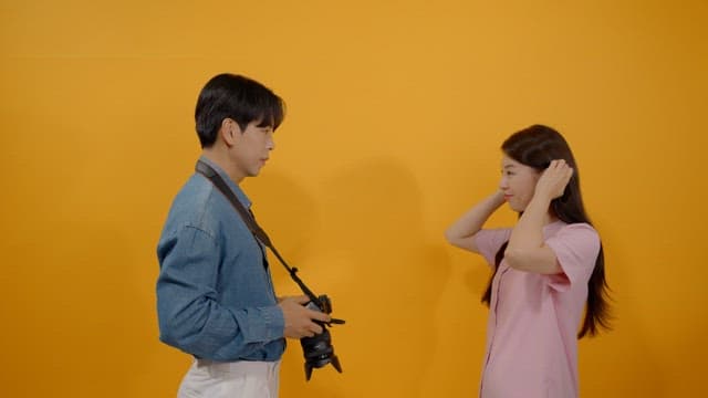 카메라로 여성 모델의 사진을 촬영하는 남성 사진작가