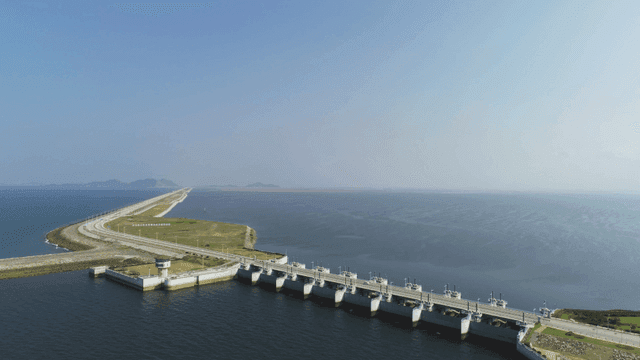 바다로 뻗어 있는 긴 길