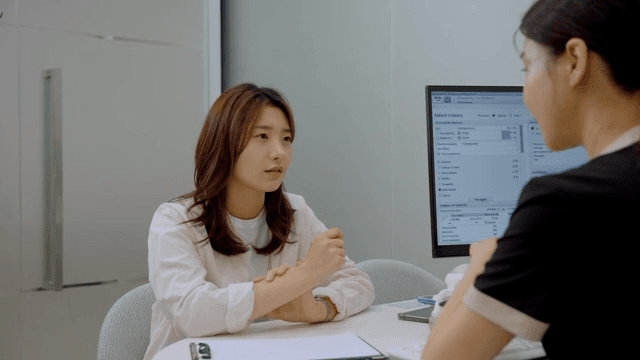 계산기 속 금액을 보며 놀라는 고객